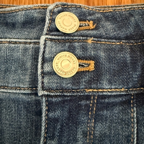 White House Black Market High-Rise Everyday Soft Denim™ Pleated 5-Inch Shorts - Picture 8 of 11